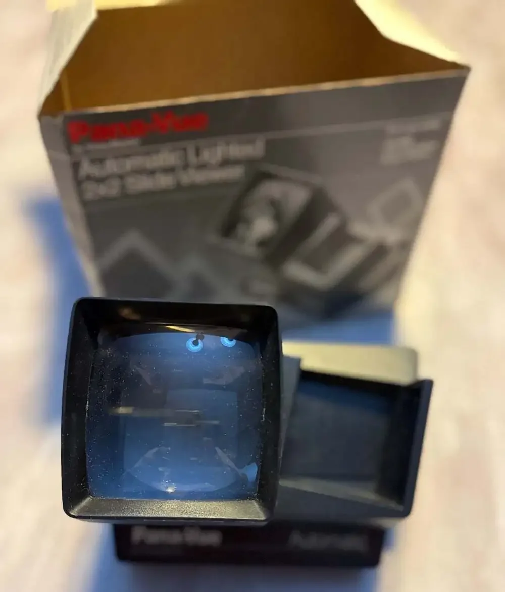 Pana-Vue by View-Master Automatic‎ Lighted 2x2 Slide Viewer